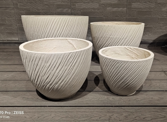 ดูสมัยใหม่ สีขาวไหลกระจายผลกระทบกลม ไฟเบอร์ดิน planter น้ําหนักเบา ทนทาน การบํารุงรักษาที่ต่ํา ดอกไม้ถังวันหยุด วิลล่า สํานักงานตกแต่งสวน โครงการปลูกสวน