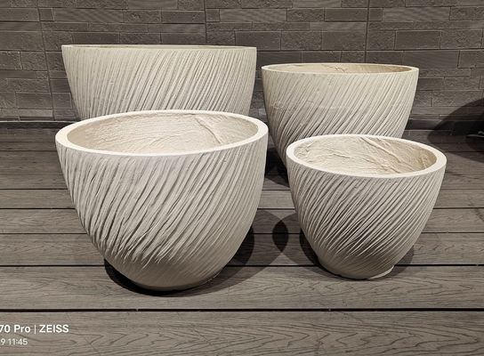 กระถางไฟเบอร์เคลย์ทรงกลมสีขาว ลายทางไหล ดีไซน์ร่วมสมัย